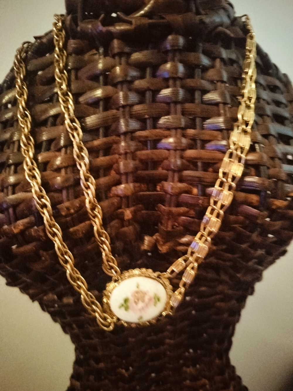 Vintage-Inspired Gold Floral Pendant Necklace - Women Jewelry